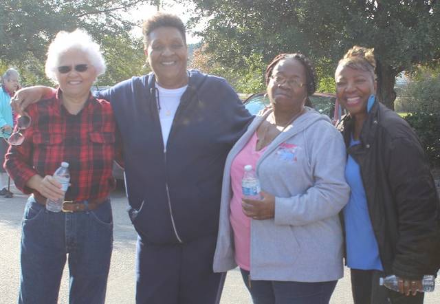 Miami Dolphins Give 500 Thanksgiving Meals